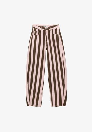 Pantalon taille haute à larges rayures verticales alternant rose clair et marron foncé, avec poches avant et passants de ceinture.