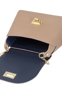 Borsa a mano in pelle beige con chiusura dorata, fodera interna blu navy e dettagli in oro. L'interno presenta un design pulito senza tasche visibili.