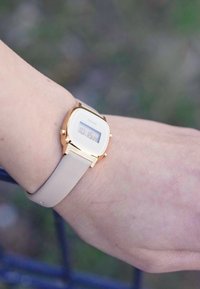 Casio Digitální hodinky - rosa