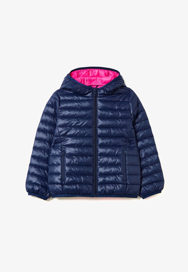 Granatowa kurtka puchowa z kapturem, z różowym wnętrzem, z zapięciem na zamek, elastycznymi mankietami oraz dwiema bocznymi kieszeniami.