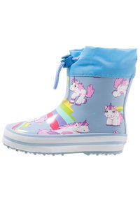 Lichtblauwe rubberen regenlaars met een trekkoord aan de bovenkant, versierd met eenhoorn- en regenboogpatronen, en een witte zool met een textuurrijke grip.