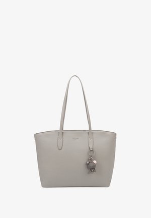 Grijze tote bag met dubbele handvatten, gemaakt van glad synthetisch materiaal. Heeft een charm met een beer en gekleurde accenten. Eenvoudig rechthoekig ontwerp.