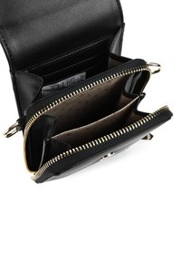 Černá kožená peněženka se zipovým uzávěrem, několika přihrádkami, zlatými detaily a hladkým povrchem; vnitřní podšívka má jemný vzor.