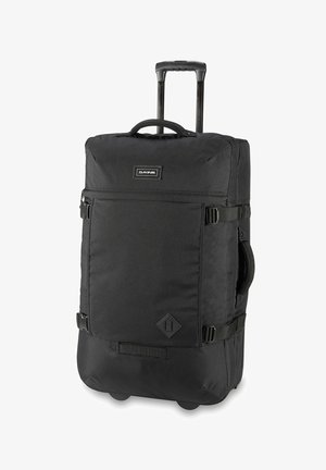 Schwarze Rolltasche aus strapazierfähigem Stoff, mit einem ausziehbaren Griff, vorderer Reißverschlusstasche, seitlichem Tragegriff und Schnallenriemen.