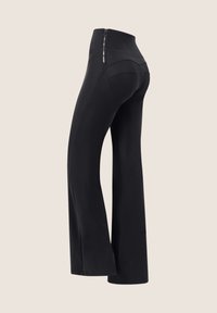 Pantaloni neri a palazzo realizzati in tessuto elastico. Presentano una vita alta, una chiusura con zip e cuciture curve sul retro.