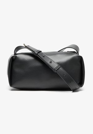 Sac bandoulière rectangulaire en cuir noir avec sangle ajustable et fermeture éclair sur le dessus, présenté sur fond blanc.