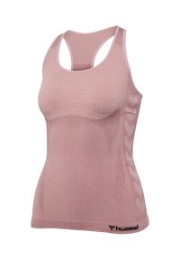 Jasnoróżowy bezrękawnik sportowy z wzorem racerback i subtelnym wzorem jodełki po bokach, logo hummel na dolnym obszyciu.