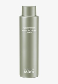 Bouteille en aluminium verte du tonique équilibrant aux herbes Doctor Babor, avec du texte blanc détaillant les ingrédients et le nom du produit, finition mate lisse.