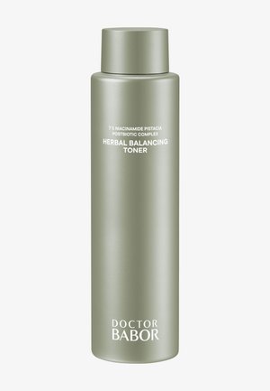 Bouteille en aluminium verte du tonique équilibrant aux herbes Doctor Babor, avec du texte blanc détaillant les ingrédients et le nom du produit, finition mate lisse.