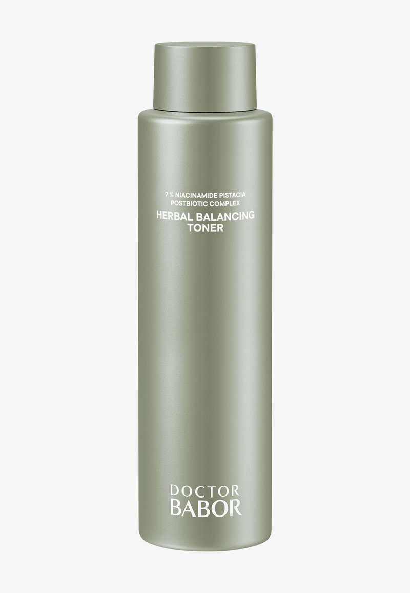 Bouteille en aluminium verte du tonique équilibrant aux herbes Doctor Babor, avec du texte blanc détaillant les ingrédients et le nom du produit, finition mate lisse.