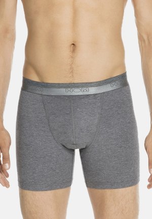 Boxers en coton gris avec une ceinture contrastante argentée portant le logo "HOM" ; longueur mi-cuisse avec une coupe ajustée et une texture lisse.