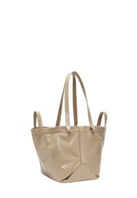 Borsa a spalla in pelle beige con una finitura lucida, dotata di due manici lunghi, una forma strutturata e un dettaglio cucito alla base.