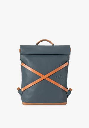 Rechteckiger dunkelgrauer Rucksack mit Boden, Griff und gekreuzten Riemen aus hellbraunem Leder, seitlich geprägt mit dem "a/u"-Logo.