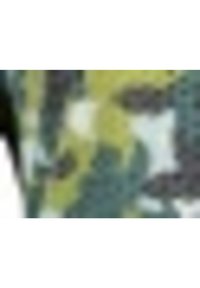 Tela de camuflaje con tonos verdes, negros y beiges en un patrón moteado. La textura parece tejida y resistente.