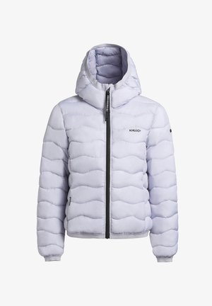 Chaqueta de plumas de color púrpura claro con capucha, diseño acolchado, cierre de cremallera en el frente y detalles en negro con el logotipo en el pecho y la manga.