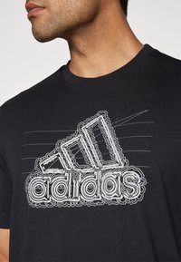adidas Sportswear GROWTH - Print T-shirt - black - Zalando.co.uk