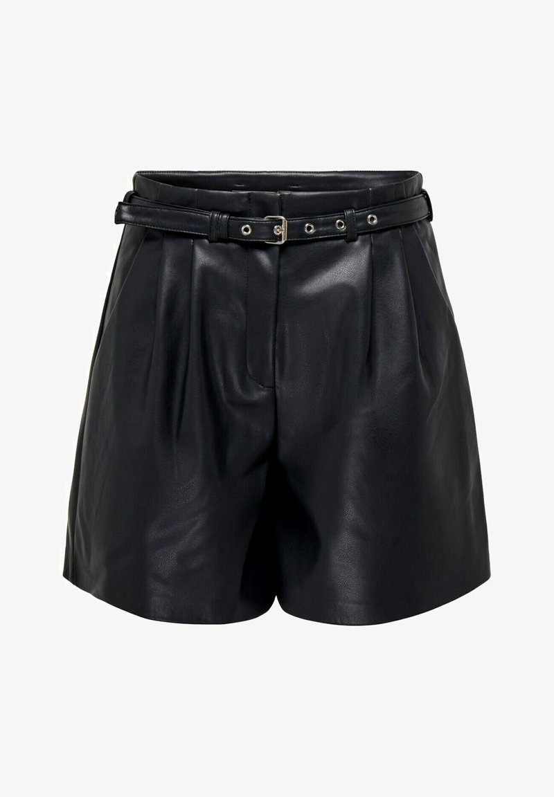 Shorts noirs en simili cuir taille haute avec plis et ceinture assortie avec boucle argentée et œillets.