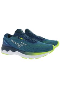 Zapatillas deportivas con una parte superior de malla azul transpirable, acentos en verde brillante, media suela blanca y suela texturizada para agarre. Presenta un logo reflectante.