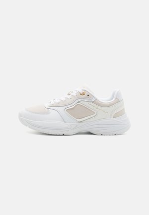 Valkoinen ja beige matalavartinen lenkkarit, paksulla pohjalla, nauhallinen edestä ja Tommy Hilfigerin logo sivupaneelissa.