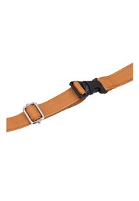 Skórzany pasek w odcieniu brązowym ma teksturowaną powierzchnię, z czarną plastikową klamrą i metalowymi elementami w kolorze srebrnym. Dołączona jest prostokątna metalowa pętelka.