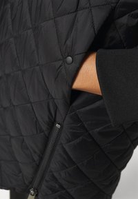 Vero Moda Curve VMHAYLE JACKET - Manteau court - black