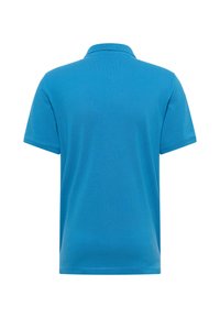 Modrá polo košile s klasickým límcem, krátkými rukávy a hladkým bavlněným povrchem, která má jednobarevný vzhled bez vzorů nebo akcentů.