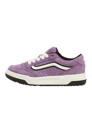 Baskets en daim violet avec lacets blancs, accents noirs et semelle en caoutchouc. Présente une bande latérale classique et un design perforé pour la respirabilité.