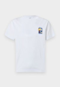 Hvit bomulls T-skjorte med korte ermer, med et fargerikt grafisk trykk på venstre bryst som viser en sol og et abstrakt design.