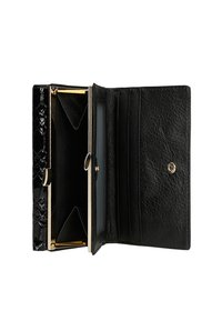 Zwarte leren portemonnee met een gestructureerde, glanzende afwerking. Het interieur bevat kaartvakjes, een doorzichtige ID-pocket en een klapsluiting van goudkleurig metaal.
