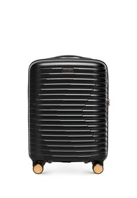Czarna walizka twarda z poziomymi liniami, kółkami ozdobionymi złotym akcentem oraz widocznym logo marki z przodu. Gładka tekstura i prostokątny kształt.