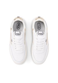 Sneaker bianche in pelle con punta perforata, accenti beige sui lati, lacci bianchi piatti e solette grigie con il logo Fila.