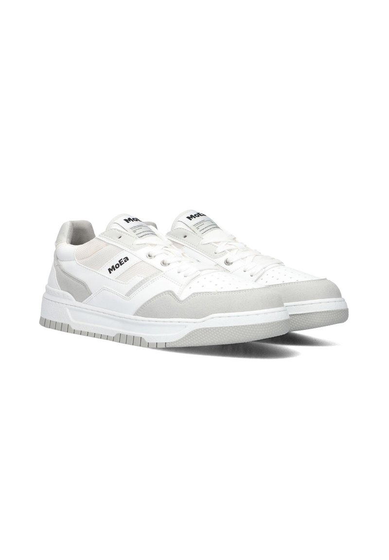 Witte en grijze sneakers met een mix van leer en suede, met een geperforeerde neus, een gepolsterde kraag en een contrasterend logo op de tong.