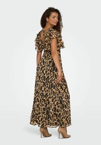 Abito maxi in stampa animale con maniche a volant a strati, chiusura con fiocco sul retro e orlo fluente. Realizzato in tessuto leggero.