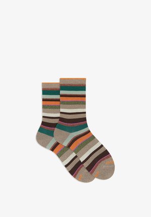 Paar Kniestrümpfe in mittlerer Länge mit horizontalen Streifen in Beige, Grün, Orange, Braun und Lila auf einem weißen Hintergrund.