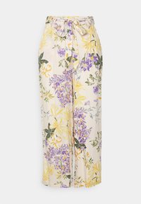 Kalhoty vysokého pasu s širokými nohavicemi, pokryté květinovým vzorem v žlutých, fialových a zelených tónech na smetanovém pozadí, s uvázaným pásem z látky.