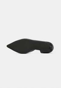 Μαύρο γυναικείο παπούτσι με ψηλό τακούνι και μυτερή μύτη, κατασκευασμένο από υλικό με υφή. Διαθέτει λεία σόλα και ελαφρώς λεπτότερη φτέρνα για μια κομψή γραμμή.