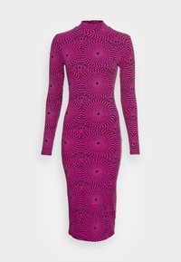 Robe midi à manches longues de couleur rose vif avec un motif ondulé noir et des accents circulaires. Présente un col montant et une silhouette ajustée.