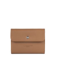 Portafoglio in pelle marrone con chiusura a pattina, dotato di bottone a pressione argentato, marchio impresso e superficie liscia. Forma rettangolare compatta.