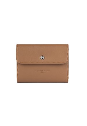 Portefeuille en cuir marron avec fermeture à rabat, doté d'un bouton-pression argenté, d'un logo en relief et d'une texture lisse. Forme rectangulaire compacte.