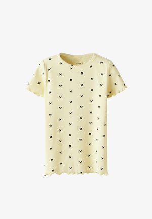 Geel geribbelde T-shirt met golvende mouwen, voorzien van een patroon van kleine zwarte vlinders die gelijkmatig over de stof verspreid zijn.