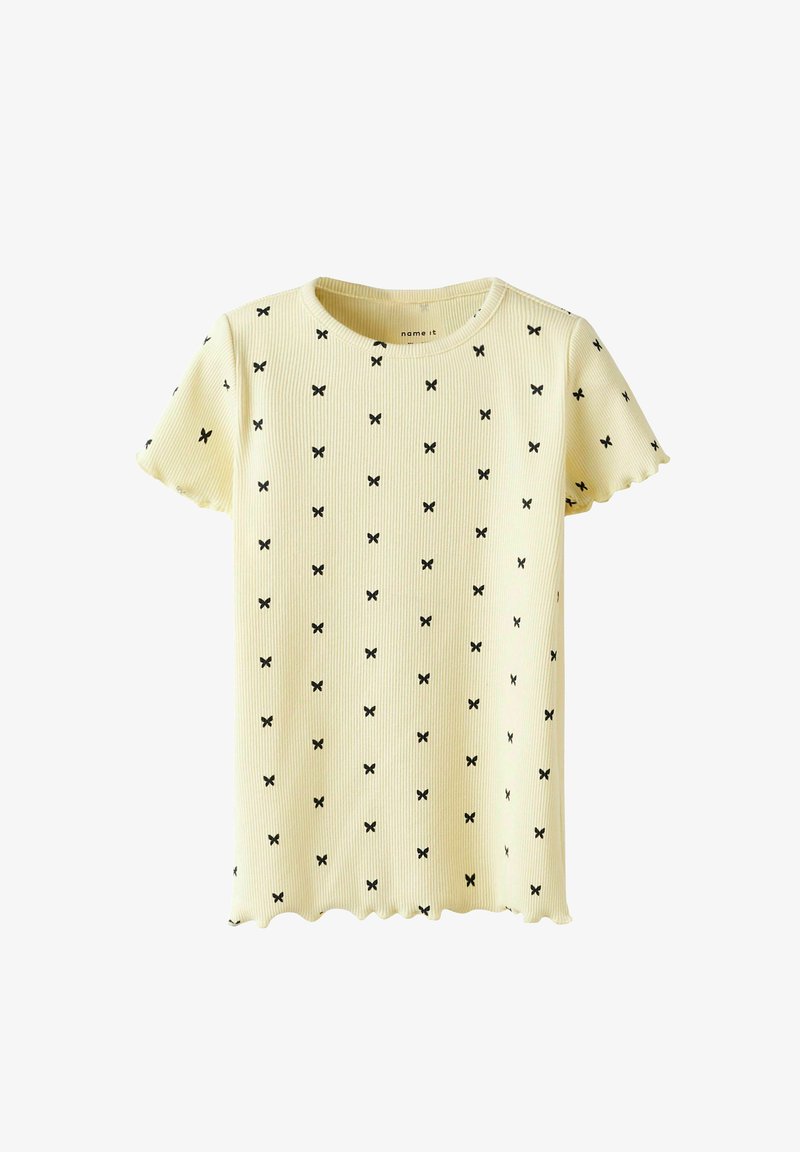 Żółta koszulka z prążkowanej tkaniny z falbankowymi rękawami, z wzorem małych czarnych motyli równomiernie rozmieszczonych na tkaninie.