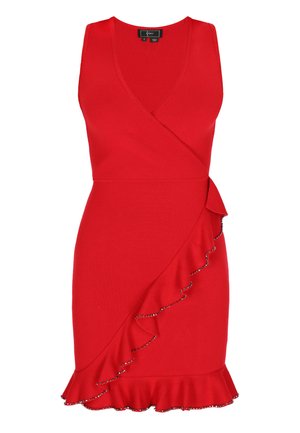 Piros ujjatlan ruha, batikolt kivitelezéssel, fodros szegéllyel és apró strasszokkal díszítve, texturált anyagból készítve.