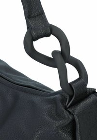 Schwarze Lederhandtasche mit strukturiertem Oberflächen, ausgestattet mit einer mattschwarzen Kettenverbindung als Henkel und einem weichen, gerafften Körperdesign.