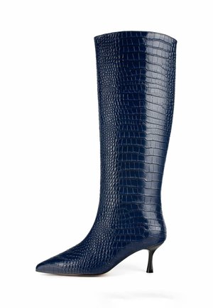 Kniehoge laarzen van marineblauw krokodillenpatroon leer met een puntige neus en slanke stilettohak. Gladde textuur met een glanzende afwerking.