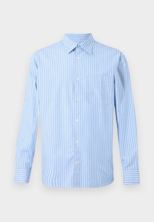 Lichtblauw en wit gestreept overhemd met lange mouwen en een enkele borstzak. Eenvoudig, klassiek design op een neutrale achtergrond.