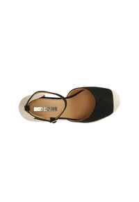 Espadrilles in camoscio nero con punta intrecciata bianca e cinturino alla caviglia. L'interno presenta una soletta beige con logo. Design con suola piatta.