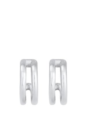 Paire de boucles d'oreilles créoles double bande en argent poli avec un design moderne et minimaliste sur fond blanc.