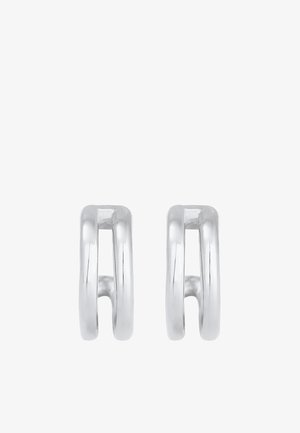 Paire de boucles d'oreilles créoles double bande en argent poli avec un design moderne et minimaliste sur fond blanc.