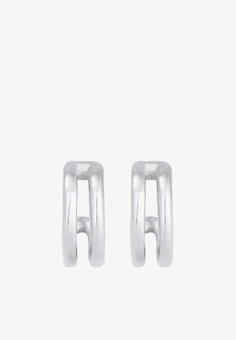 Paire de boucles d'oreilles créoles double bande en argent poli avec un design moderne et minimaliste sur fond blanc.