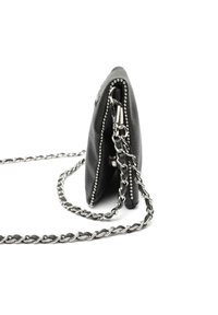 Pochette in pelle nera con bordi borchiati in argento e tracolla in argento. Dotata di chiusura con zip e forma piatta e rettangolare.